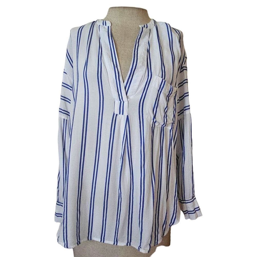 Vince Camuto White and Blue V Neck Blouse Size Medium